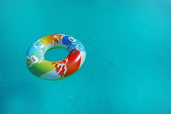 화창한 날에 수영장에 떠있는 다채로운 풍선 링. 텍스트를 위한 공간 — 스톡 사진