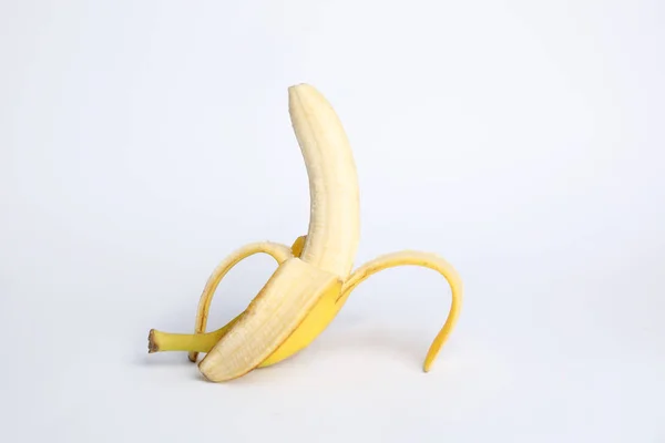Φρέσκια μπανάνα σε λευκό φόντο. Σεξ ιδέα — Φωτογραφία Αρχείου