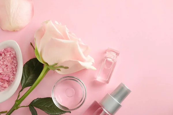 Composición plana con óleo esencial de rosa sobre fondo rosa, espacio para texto — Foto de Stock