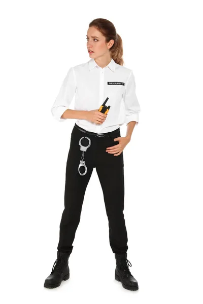 Protetor de segurança feminino em uniforme com transmissor de rádio portátil em fundo branco — Fotografia de Stock
