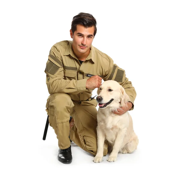 Gardien de sécurité masculin en uniforme avec chien de police sur fond blanc — Photo