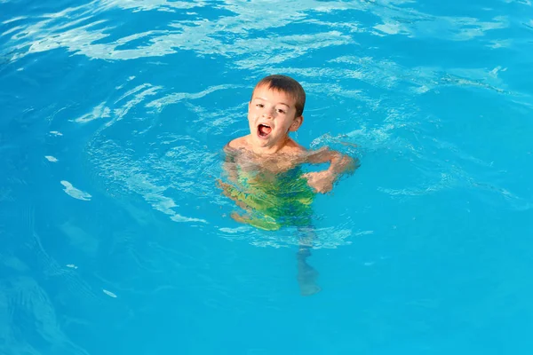Little child in outdoor swimming pool. Dangerous situation — Stock Photo, Image