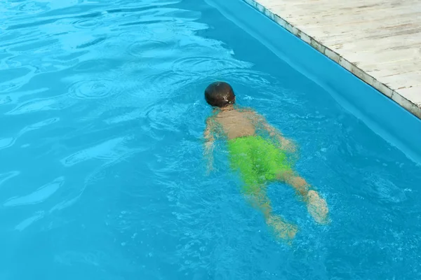 Małe dziecko w odkrytym basenie. Niebezpieczna sytuacja — Zdjęcie stockowe