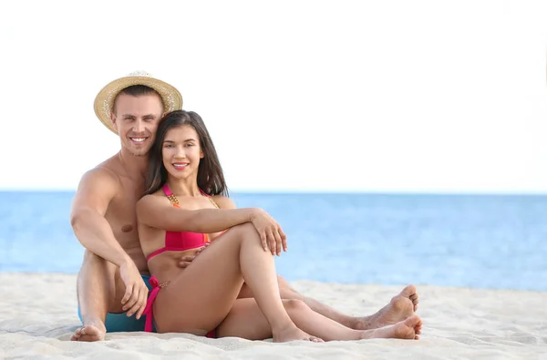 Jovem de biquíni passando tempo com o namorado na praia. Casal encantador — Fotografia de Stock