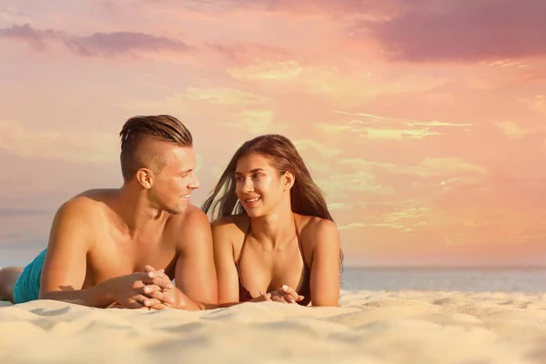 Jovem de biquíni passando tempo com o namorado na praia. Casal encantador — Fotografia de Stock