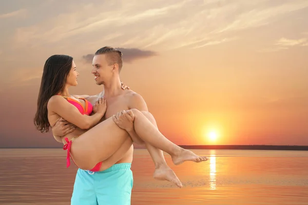 Jeune femme en bikini passant du temps avec son petit ami sur la plage. Charmant couple — Photo