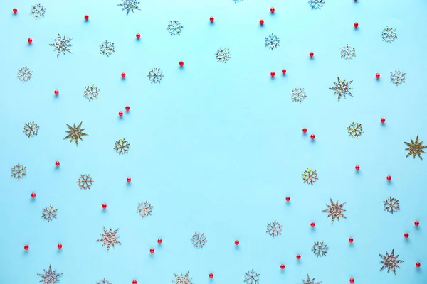 Płaska kompozycja z ozdób świątecznych na jasnoniebieskim tle, miejsce na tekst — Zdjęcie stockowe