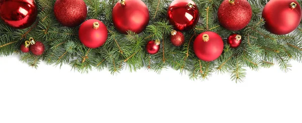 Rami di abete con decorazione natalizia su sfondo bianco, posa piatta — Foto Stock