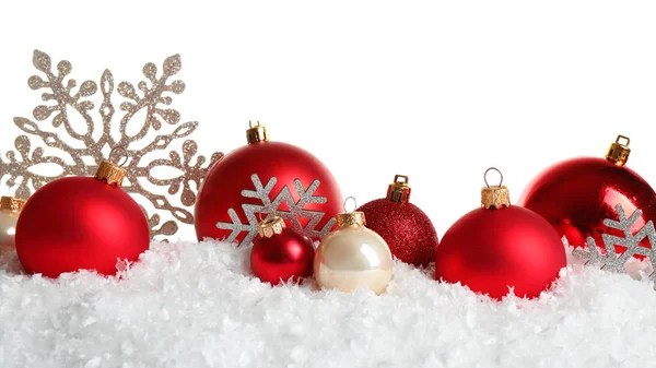 Weihnachtsbaumschmuck auf Kunstschnee vor weißem Hintergrund — Stockfoto