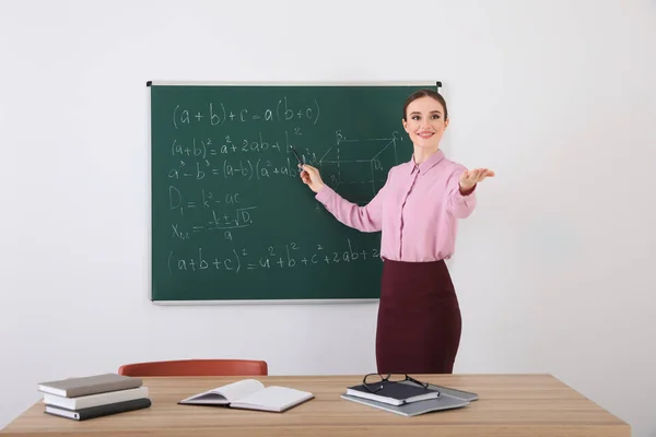 Retrato de jovem professora em sala de aula — Fotografia de Stock