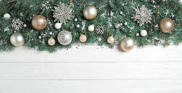 Fir Tree takken met kerst decoratie op witte houten achtergrond, platte lag. Ruimte voor tekst — Stockfoto