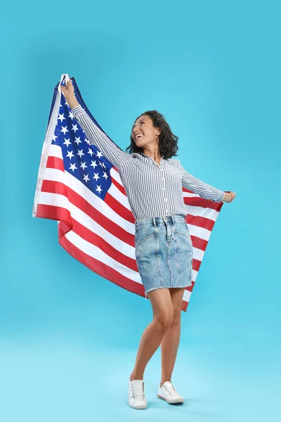 Feliz joven con bandera de EE.UU. sobre fondo azul —  Fotos de Stock