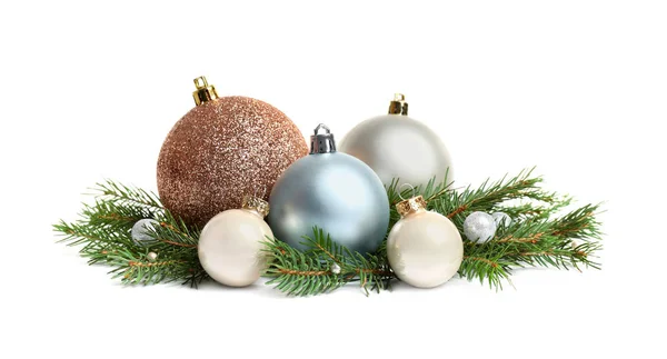 Beyaz arka planda Noel ağacı dalları ve şenlikli dekorasyon — Stok fotoğraf