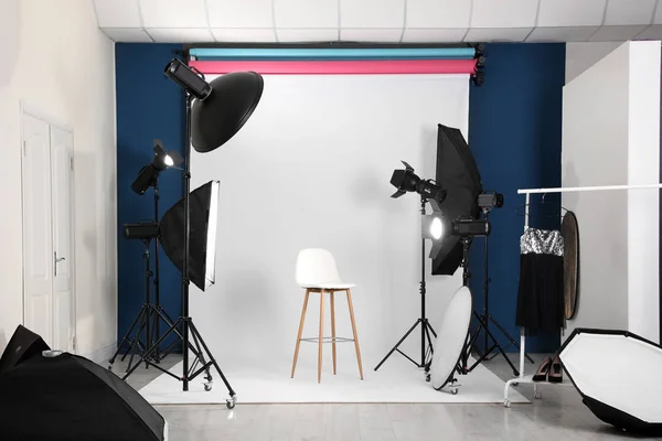 Studio fotograficzne wnętrze z zestawem profesjonalnego sprzętu — Zdjęcie stockowe