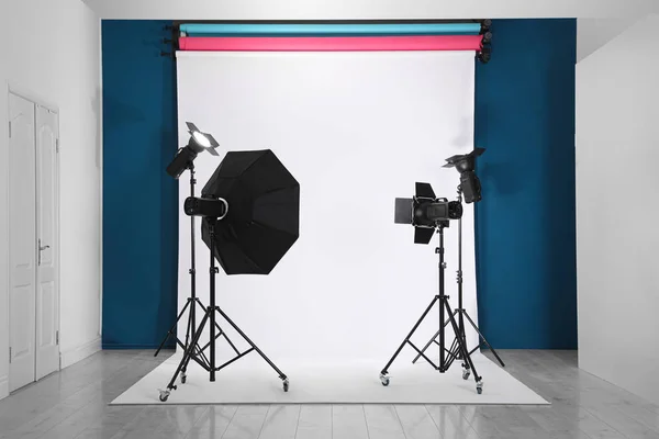 Interior del estudio fotográfico con conjunto de equipos profesionales — Foto de Stock