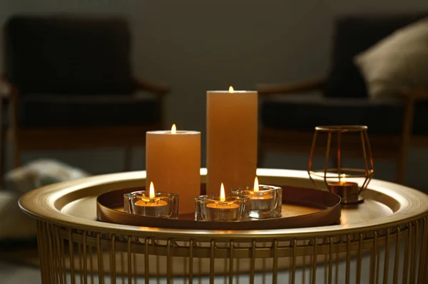 Καύση διακοσμητικά κεριά στο τραπέζι στο δωμάτιο — Φωτογραφία Αρχείου
