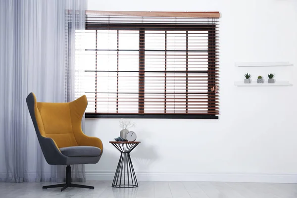 Interior elegante sala de estar com mobiliário confortável perto da janela — Fotografia de Stock