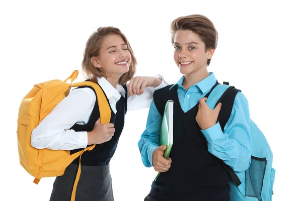 Heureux élèves en uniforme scolaire sur fond blanc — Photo