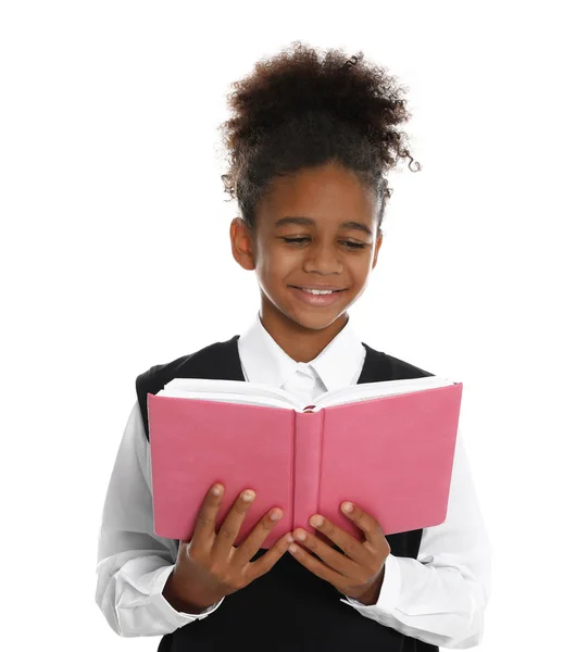 Lycklig afro-amerikansk flicka i skolan enhetlig läsning bok på vit bakgrund — Stockfoto