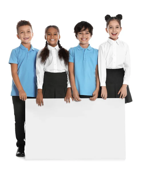 Enfants heureux en uniforme scolaire avec tableau blanc sur fond blanc — Photo