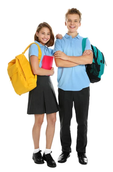 Heureux élèves en uniforme scolaire sur fond blanc — Photo