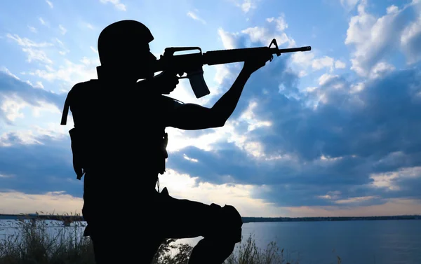 Soldado com metralhadora patrulhando ao ar livre. Serviço militar — Fotografia de Stock