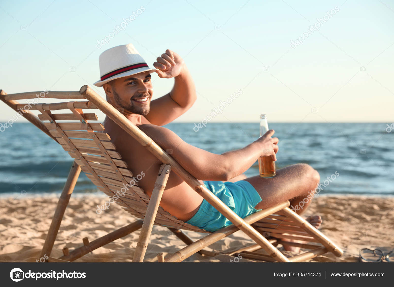Отпуск мужа во время. Мужчина на шезлонге. Человек на лежаке. Мужчина на лежаке. Человек на лежаке на пляже.