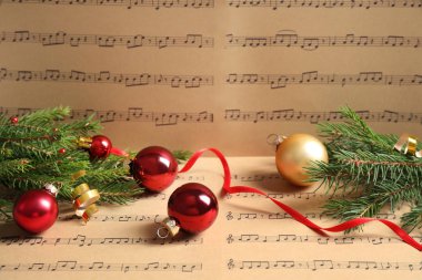Müzik sayfalardaki Noel süslemeleri ile kompozisyon