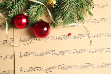 Müzik sayfalardaki Noel süslemeleri ile düz yatıyordu kompozisyon