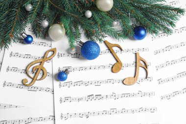 Çarşaflar üzerinde Noel süslemeleri ve ahşap müzik notaları ile Düz yatıyordu kompozisyon