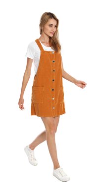 Beyaz arka plan üzerinde poz güzel genç kadın