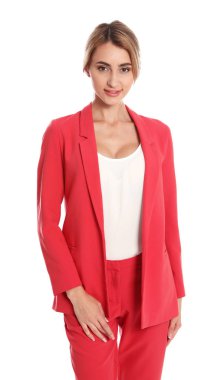 Beyaz arka planda poz kırmızı takım elbiseli güzel genç kadın