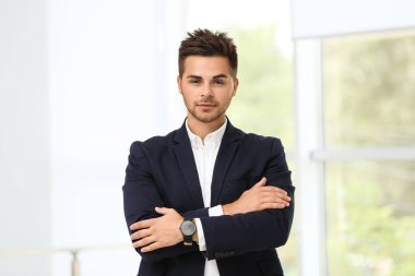 Kapalı şık takım elbise yakışıklı genç adam Portresi