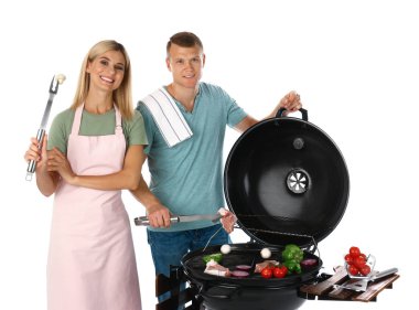 Barbekü ızgara, beyaz arka plan üzerinde mutlu çift pişirme
