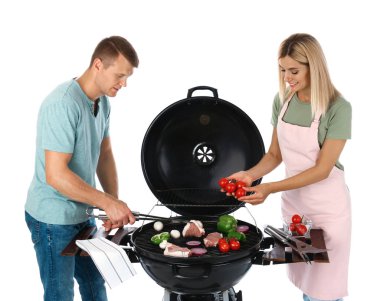Barbekü ızgara, beyaz arka plan üzerinde mutlu çift pişirme