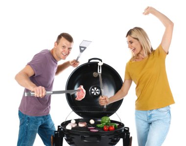 Barbekü ızgara, beyaz arka plan üzerinde mutlu çift pişirme
