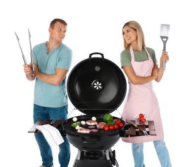 Barbekü ızgara, beyaz arka plan üzerinde mutlu çift pişirme