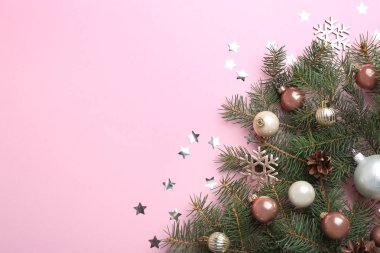 Açık pembe arka plan üzerinde Noel dekor ile Düz yatıyordu kompozisyon. Metin için alan