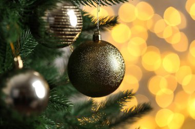 Arka plandaki bulanık ışıklara karşı süslenmiş Noel ağacı. Bokeh etkisi