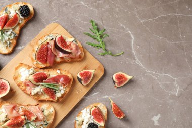 Bruschettas peynir, prosciutto ve incir mermer masada, üst görünümü. Metin için alan