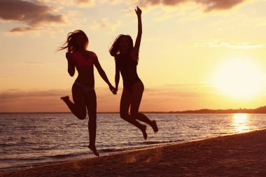 Sahilde kız arkadaşı ile bikini genç kadın. Güzel çift
