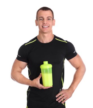 Beyaz arka planda protein sallamak ile Atletik genç adam