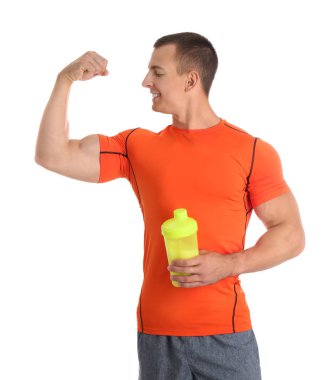 Beyaz arka planda protein sallamak ile Atletik genç adam