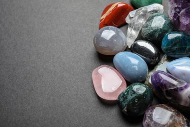 Koyu masa üzerinde farklı değerli taşlar ile Düz yatıyordu kompozisyon, metin için alan