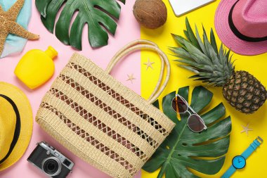 Renkli arka plan üzerinde plaj aksesuarları ile düz yatıyordu kompozisyon