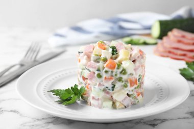 Mermer masada lezzetli ev yapımı salata Olivier