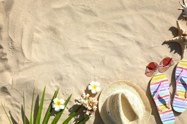 Kum üzerinde farklı plaj aksesuarları ile Düz yatıyordu kompozisyon. Metin için alan