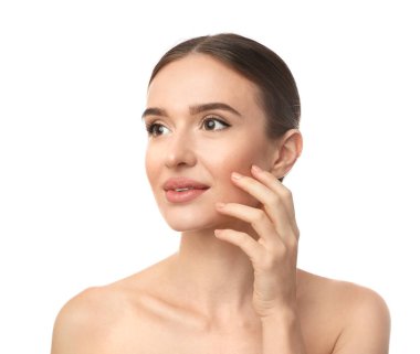 Beyaz arka plan üzerinde mükemmel pürüzsüz bir cilde sahip güzel kadın