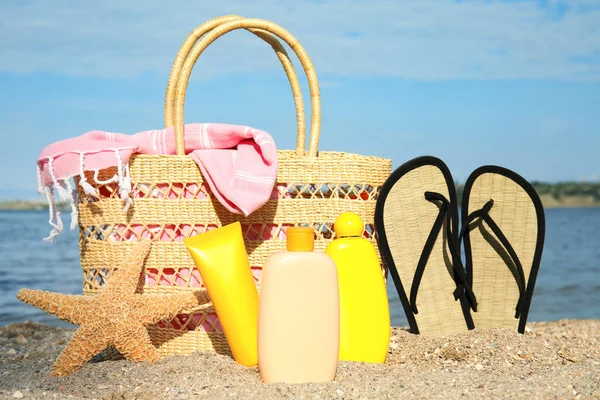 Composition avec des bouteilles de crème corporelle de protection solaire sur la plage, espace pour le design — Photo