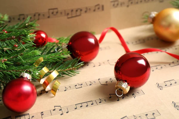 Müzik çarşafları üzerinde Noel süslemeleri ile Kompozisyon, closeup — Stok fotoğraf